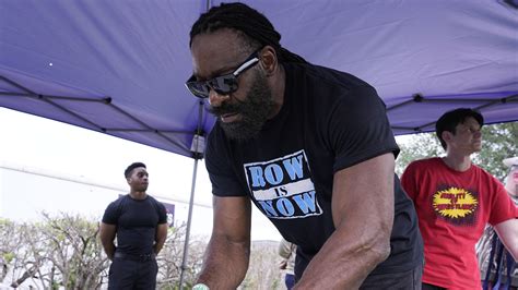 Booker T dice que esta estrella de la WWE está cortada de la misma