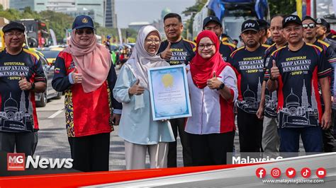 MGNews Susunan 644 Buah Kereta Sepanjang 3 351 Km Di Putrajaya