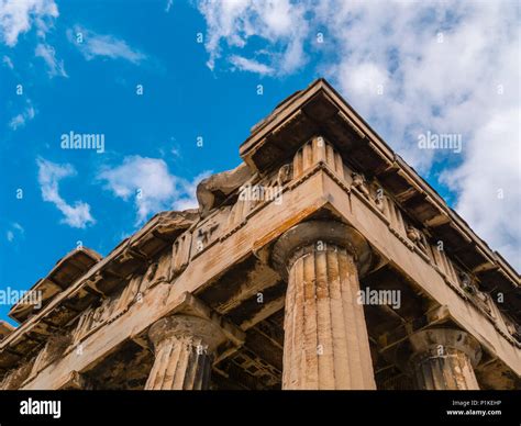 Ruinas De La Construcci N Griega Cerca De Antiguas Columnas