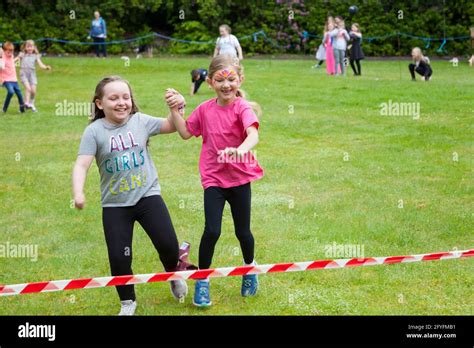 Three Legged Woman Hi Res Stock Photography And Images Alamy