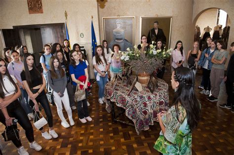 Elevii Colegiului Național „elena Cuza” în Vizită La Pe Familia
