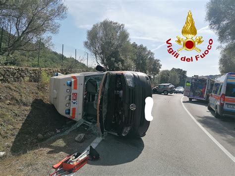 Incidente Sulla Olbia Arzachena L Ambulanza Si Ribalta Dopo Lo Scontro