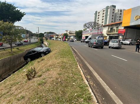 Carro Fica Pendurado Em Barranco E Tr Nsito Precisa Ser Interditado Na