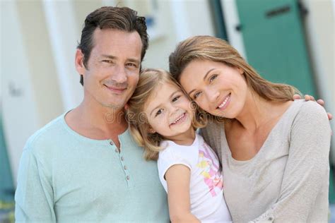 Portrait De La Famille De Trois Heureuse à La Maison Photo stock