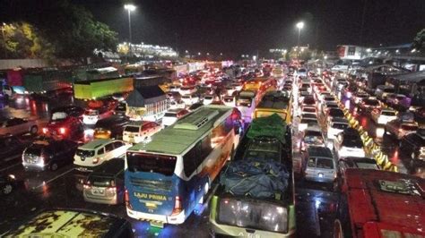 Macet Horor Di Merak 37 Ribu Kendaraan Menyeberang Ke Sumatera