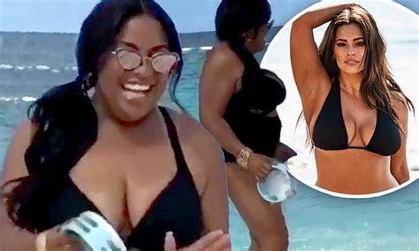 Sherri Shepherd Celebrates Lb Weight Loss With Bikini Photo Shoot Daily Mail Online