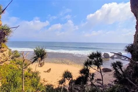 Keindahan Pantai Karang Payung Pantai Pasir Putih Eksotik Yang