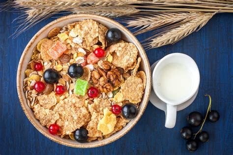 Granola Muesli Os Corintos Vermelhos E Pretos E O Leite Em Um