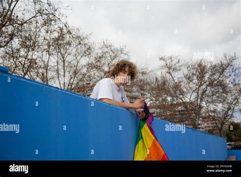 Jeune homme gay Banque de photographies et dimages à haute résolution Alamy