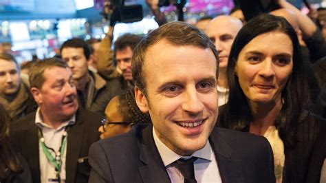 En visite au Salon de lAgriculture Emmanuel Macron se prend un œuf