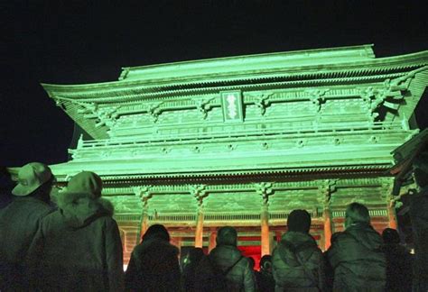 長野・善光寺が5色に輝く 平和願いライトアップ 読んで見フォト 産経フォト