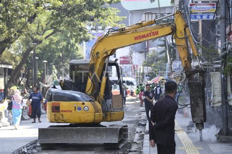 Pembangunan Jalur Pejalan Kaki Di Jalan Blora Antara Foto