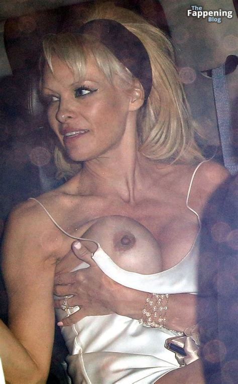 Pamela Anderson Flashes Her Nude Boob 18 Photos OnlyFans Leaked Nudes