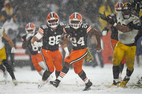 Nick Chubb Plows Through Heavy Snow For 2 Yard TD Giving Browns 24 19