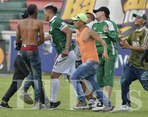 Hinchas Del Deportivo Cali Invadieron La Cancha Y Agredieron Al Técnico