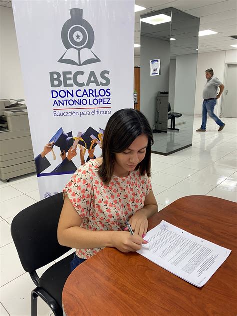 Nuevos becarios firman contratos con BECAL para iniciar su formación en