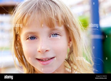 Schöne blonde Kind Mädchen Porträt mit blauen Augen Stockfotografie Alamy