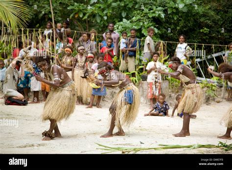 Los niños en traje tradicional Nggela Island Las Islas Salomón en el