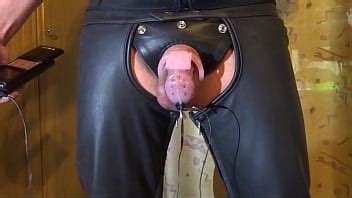 Ordeño de semen con jaula de electro castidad y tapón anal XVIDEOS