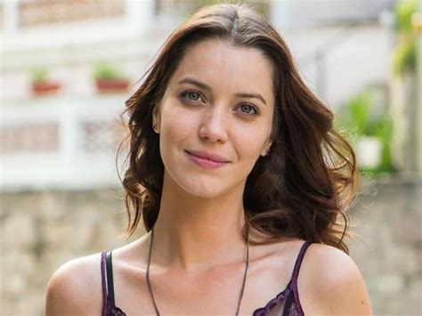 Fora Da Globo Nathalia Dill Exibe Registro Da Filha Na Rede Social E