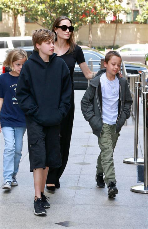 Photo Angelina Jolie Et Ses Quatres Enfants Vivienne Zahara Knox Et