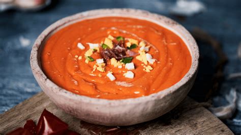 Salmorejo sopa fría cordobesa tradicional con tomate fresco y aceite