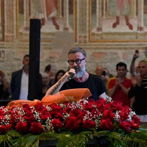 L Addio A Francesco Nuti Ai Funerali Il Commovente Omaggio Di Marco