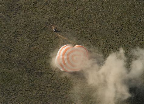 Soyuz Landing Photos: Space Station's Expedition 35 Crew | Space