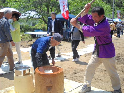 Daily Glimpses of Japan: Making Mochi During A Festival