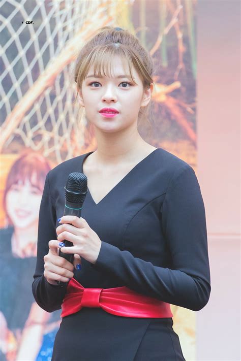 Pin By Linh On Jeongyeon 정연 Twice 트와이스 Celebrities Kpop Girls Korean Girl