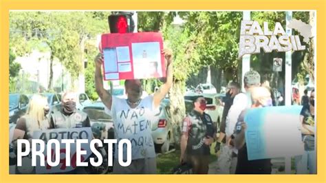 Pais Protestam Em Frente A Hospital Para Conseguir Tratamento De Filho