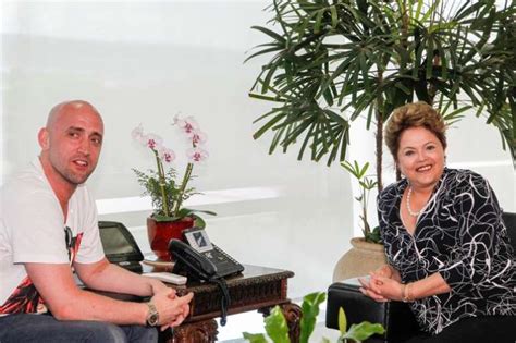 Ator Paulo Gustavo é recebido por Dilma no DF foi super fofa