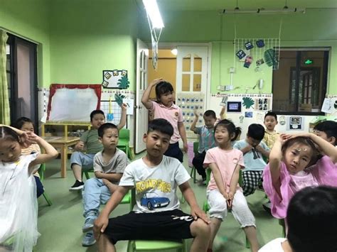 呵护健康 快乐成长 —记诺亚舟旗下海宁市庆安幼儿园六一体检活动检查