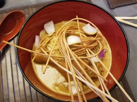 [I Made] Chiang Mai curried noodle soup (Khao Soi Kai). After a trip to ...