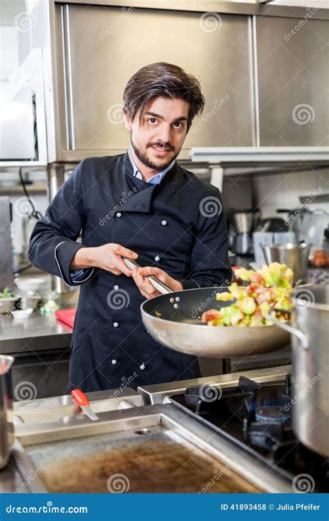Chef Kok Koken Groenten Beweegt Gebraden Gerecht Over Een Haardplaat