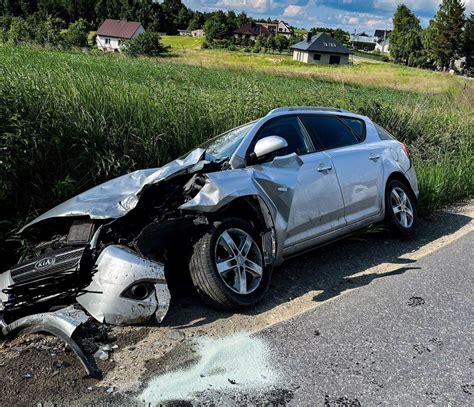 Wypadek na ul Mickiewicza w Zalasowej Czołowo zderzyły się dwa