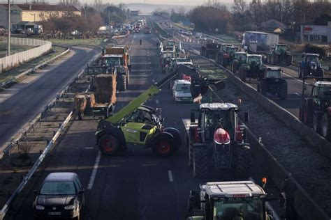 Col Re Des Agriculteurs Les Blocages Et Corv Es Se Poursuivent En