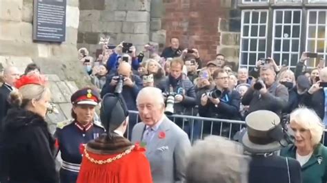 Raja Charles Iii Di Lempar Telur Saat Berkunjung Ke Kota York