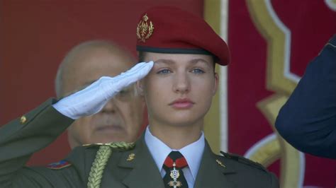 La Princesa Leonor Se Estrena Con Uniforme Militar Para Ver El Desfile