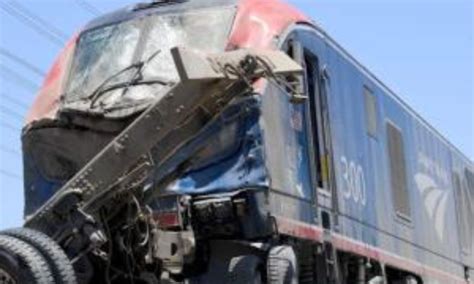 Choque entre tren de Amtrak y un camión deja varios heridos Austin Latino