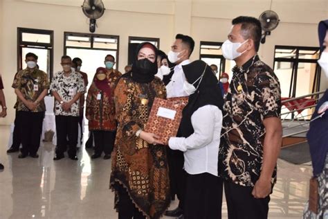 Bupati Serahkan Sk Cpns Pppk Dan Kenaikan Pangkat Pns Periode April