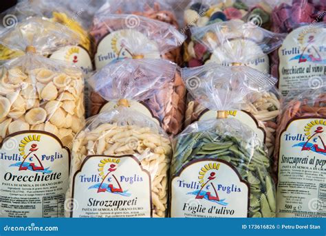 Esposizione Di Sacchetti Di Plastica Con Pasta Colorata In Un Piccolo