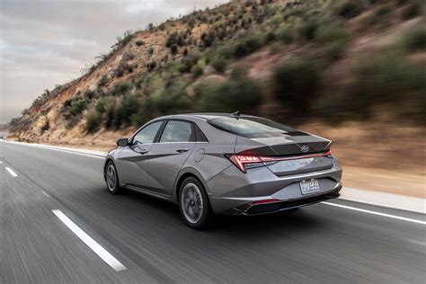 2021 Hyundai Elantra Hybrid first drive review: Effortlessly efficient - CNET