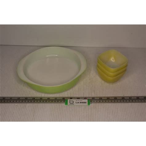 Pyrex Plate - (3) Small Pyrex Dishes - Bodnarus Auctioneering