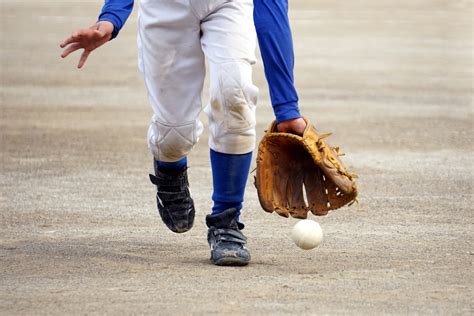 内野のゴロ捕球は左足が前は間違っている？正面のゴロの捕り方と練習方法 球ログ