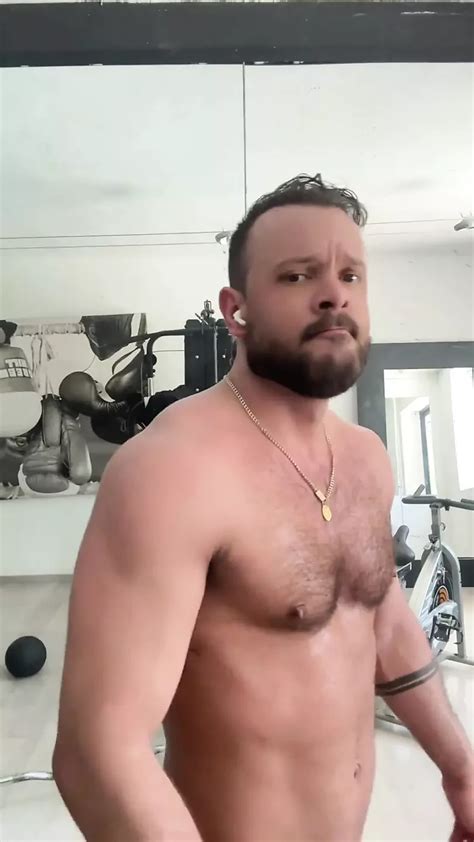 Porno gay de Sir Peter en Vídeos 2025 Escenas de sexo con la estrella