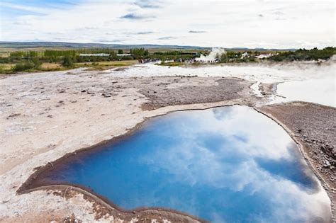 Piscina Del Geisyr En El Valle De Haukadalur En Islandia Foto Premium