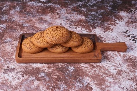 Galletas de avena con comino negro en un plato de madera ángulo de