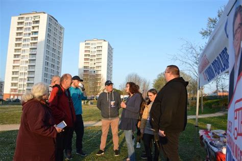 La Caravane De L Union Populaire En Escale Au Pied Des Tours Dreux