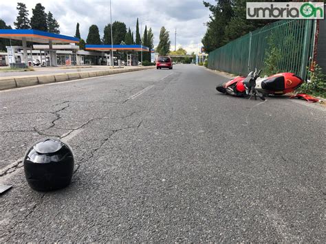 Impatto Auto Scooter In Viale Borzacchini Enne In Ospedale Umbriaon